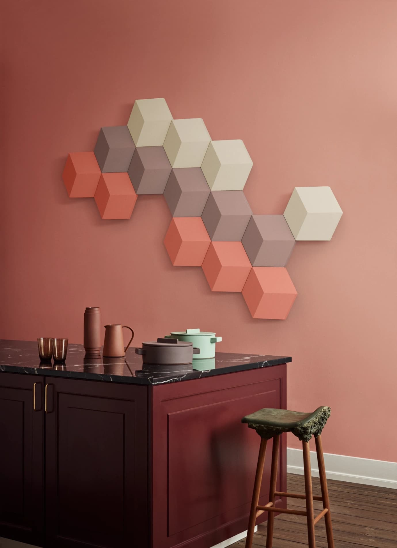 Beosound Shape është një sistem altoparlantësh unikisht fleksibël që mund të zgjerohet dhe të evoluojë bashkë me mënyrën si jetoni. Riorganizoni modulet për të krijuar një model të ri, ndryshoni ngjyrat kur riorganizoni ambientin, ose shtoni më shumë elemente për të rritur performancën e zërit dhe vetitë e amortizimit akustik.