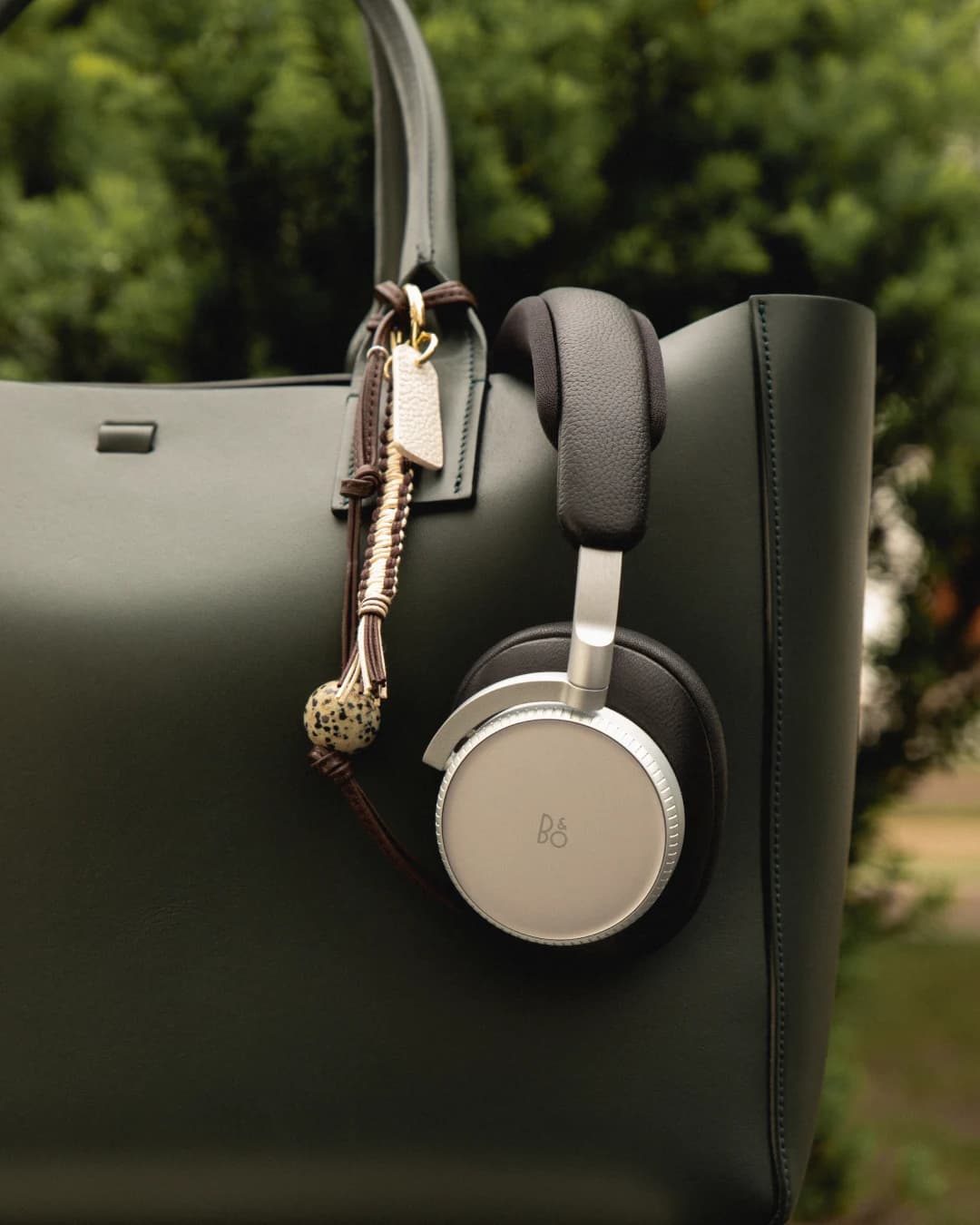 Ne qëndrojmë pas cilësisë dhe kujdesit tonë, prandaj Beoplay H100 vjen me një garanci të zgjatur pesëvjeçare kur bëheni pjesë e Beocare – programit tonë të garancisë së zgjatur.